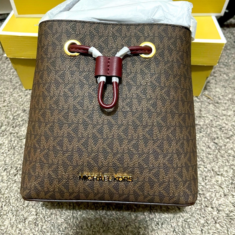 Michael Kors bucket bag suri